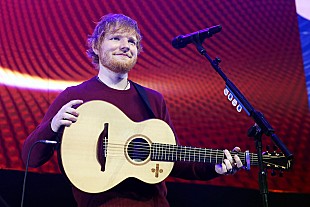 「エド・シーラン、米TV番組『SNL』で「シヴァーズ」と「オーヴァーパス・グラフィティ」披露」