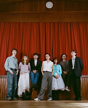 「ブラック・カントリー・ニュー・ロード、スティーヴ・ライヒに影響を受けた「Bread Song」のライブ映像公開」