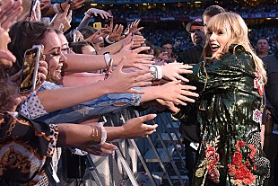 「テイラー・スウィフト、『レッド』再録盤リリースを受けてSpotifyで一日に最もストリーミングされた女性アーティストに」