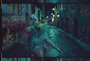 「ハイエイタス・カイヨーテ、日本の特撮映画を参考にした「And We Go Gentle」のMV公開」