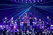 「【2021 AMAs】コールドプレイ＆BTS、「My Universe」のパフォーマンスに向けてウォームアップする動画公開」1枚目/1