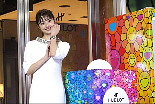 「佐々木希、白いドレス姿で表参道に登場　クリスマスは「料理を作ってまったりしたい」」