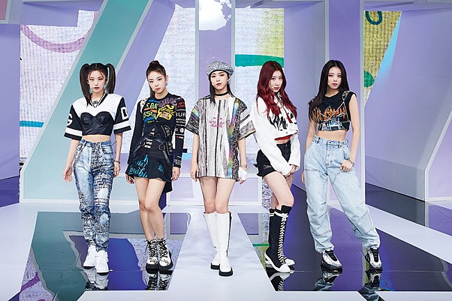 ITZY「TWICEの妹分・ITZY、日本初オンラインライブでパフォーマンス＆トーク披露「早く日本のMIDZYに会いたい！」」1枚目/13