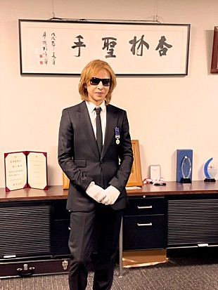 「YOSHIKI、紺綬褒章の受賞式に出席「少しでもみなさんの力になれるように」　」