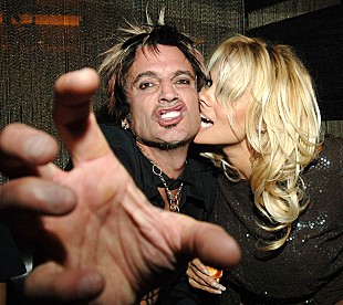 「トミー・リー＆パメラ・アンダーソンのセックス・ビデオ流出事件を描いたドラマ『Pam &amp; Tommy』の予告解禁」