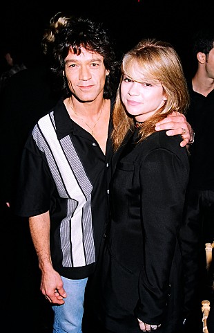 「故エディ・ヴァン・ヘイレン、前妻ヴァレリー・バーティネリが回顧録で二人の絆を明かす「彼の魂を愛していた」」