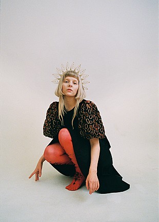 「オーロラ、新曲2曲を同時解禁＆アカペラ歌唱する動画公開」