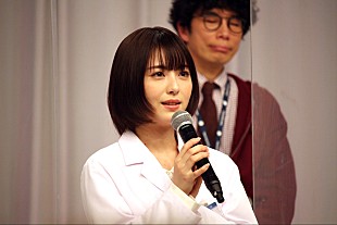 「浜辺美波「夜寝るかのようにガッツリ本気で落ちられる」　柄本佑と撮影現場で“パワ－ナップ睡眠”」
