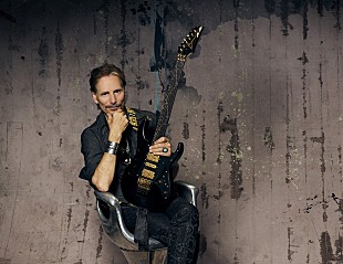 「スティーヴ・ヴァイ、今月発売の最新ALより新曲「ゼウス・イン・チェインズ」公開」