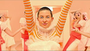 「シーア初監督映画『ライフ・ウィズ・ミュージック』から音楽シーンをまとめたサウンドトラックMV公開」