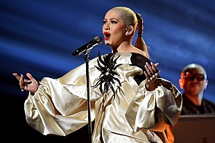 「クリスティーナ・アギレラ、新たなスペイン語曲「サント」でオズナとタッグ」