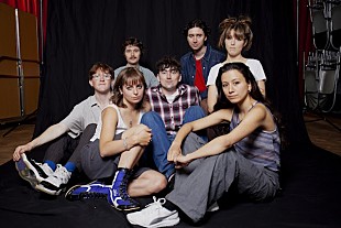 「ブラック・カントリー・ニュー・ロード、ライブ・アンセム化している人気曲「Snow Globes」解禁」