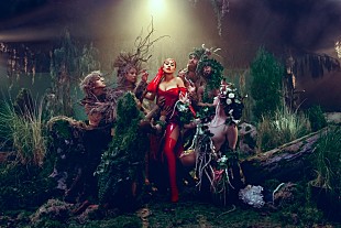 「クリスティーナ・アギレラ、オズナとタッグを組んだスペイン語曲「サント」MV公開」