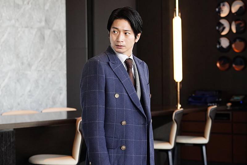 「「婚活探偵」“黒崎”向井理の猫カフェデ－トに反響　「向井さんと猫ちゃん、癒やし効果絶大です」」1枚目/1