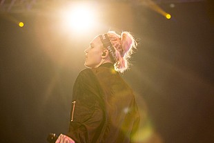 「グライムス、BLACKPINKジェニーがカメオ出演する「Shinigami Eyes」MVを公開」