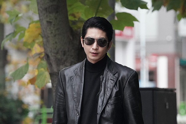 「「婚活探偵」“黒崎”向井理と“まどか”成海璃子の関係性に反響　「城戸さん間違いなく黒崎さんに引かれている」」1枚目/1