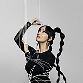 「フォージア、“操り人形にはならない”と歌うエンパワーメント・ソング「パペット」のMV解禁」1枚目/3