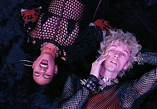 「マシン・ガン・ケリー＆ウィロー、「エモ・ガール」MVで子供たちがエモ・ロッカーに変身」