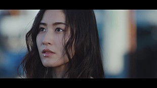 「當山みれい、川崎鷹也楽曲提供の新曲「雨の音」MV公開」