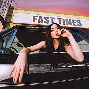 「サブリナ・カーペンター、新たな一面が垣間見れる新曲「Fast Times」のMV解禁」