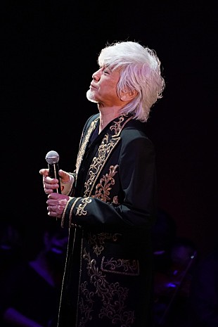 「＜ライブレポート＞さらなる理想郷へ。玉置浩二、アニバーサリーイヤーを飾る新たなオーケストラ公演のツアーが開幕」