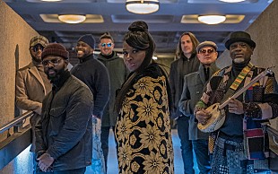 「イビビオ・サウンド・マシーン、ホット・チップとコラボした最新ALから「17 18 19」公開」