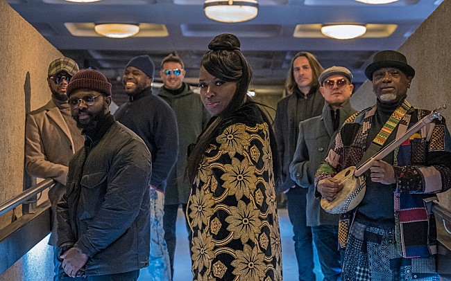 「イビビオ・サウンド・マシーン、ホット・チップとコラボした最新ALから「17 18 19」公開」1枚目/2