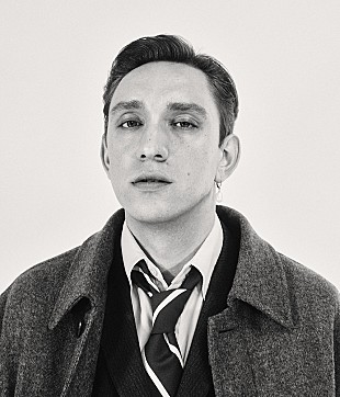 「ザ・エックス・エックスのオリヴァー・シム、ソロ・デビュー曲「Romance With A Memory」公開」