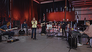 「ボノボ、米NPR『Tiny Desk (home) Concert』でジョーダン・ラカイとパフォーマンス」