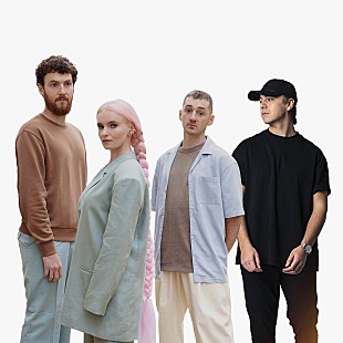 「クリーン・バンディット、「エヴリシング・バット・ユー」のMVで人と人の繋がりを描く」