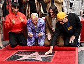 「レッド・ホット・チリ・ペッパーズ、ジョージ・クリントンら参加のハリウッド殿堂入り式典の映像が公開」1枚目/1