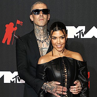 「ブリンク182のトラヴィス・バーカー、コートニー・カーダシアンとウェディング・チャペルを訪問」