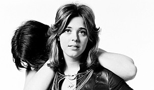 「スージー・クアトロの音楽史を辿るドキュメンタリー『スージーQ』の本編映像」