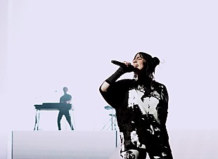 「ビリー・アイリッシュ、環境に配慮したNIKEとの最新コラボ・アイテムを発表」