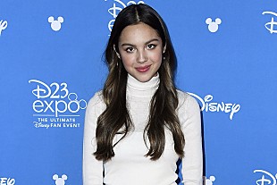 「オリヴィア・ロドリゴ、人気ディズニー番組のポスターに囲まれた幼少時代の写真を投稿」