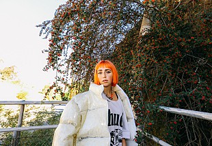 「アミリア・ムーア、新曲「crybaby」を公開」