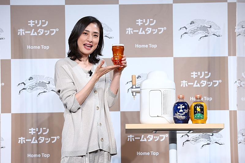 「天海祐希、ビ－ルを飲みながら友達と「電話飲み」　「ちょびちょび飲みながらだんだんといい感じに」」1枚目/1