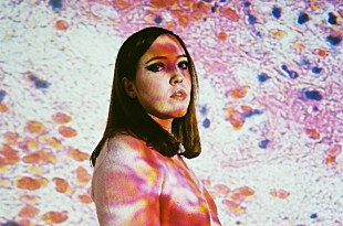 「サッカー・マミー、OPNをプロデューサーに迎えた新曲「Unholy Affliction」公開」