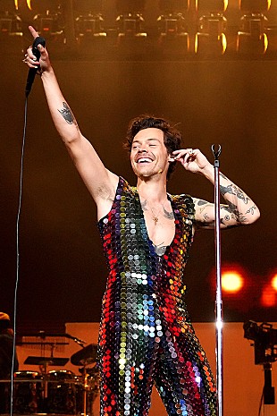 「ハリー・スタイルズ、【コーチェラ】での「アズ・イット・ワズ」公式パフォーマンス映像公開」