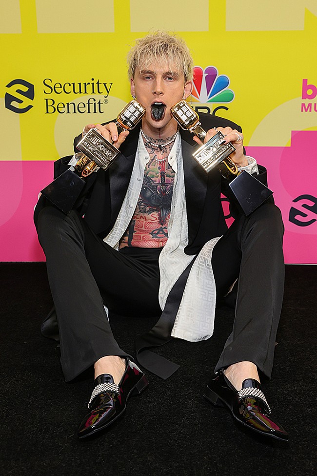 「マシン・ガン・ケリー、ケリー・クラークソンの番組にスリッパで登場＆バースデー・サプライズ決行」1枚目/1