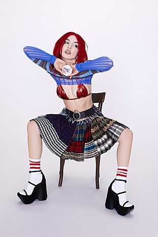 「エイバ・マックス、新曲「メイビー・ユア・ザ・プロブレム」のMV解禁」