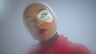 「ステラ・ドネリー、3年半ぶりの新作から1stシングル「ラングス」MV公開」