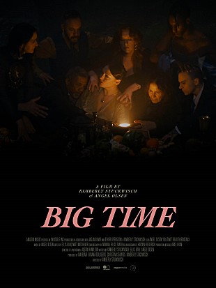 「エンジェル・オルセン、ニューAL『ビッグ・タイム』に付随する映画のトレイラー公開」