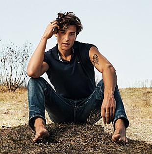 「ショーン・メンデス、トミー ヒルフィガーとのパートナーシップでサステナブルな未来を目指す」