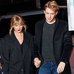 「ジョー・アルウィン、恋人テイラー・スウィフトの作品に参加した際のペンネームの由来を明かす」