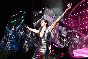 「ハリー・スタイルズ、最新AL『ハリーズ・ハウス』発売記念ライブで全曲再現「本当にありがとう」」