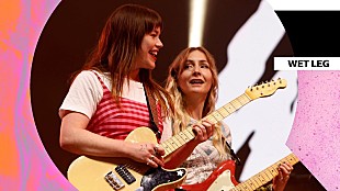 「デイヴ・グロール/ロード/ジャック・ホワイトも注目のウェット・レッグ、最新ライブ映像を公開」