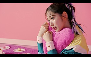 「鈴木愛理、新曲「ハートはお手上げ」MV撮影メイキング＆インタビュー映像公開」