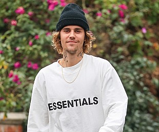 「ジャスティン・ビーバー、地元ドーナツ・チェーンとの最新コラボ商品“Biebs Brew”のCM公開」