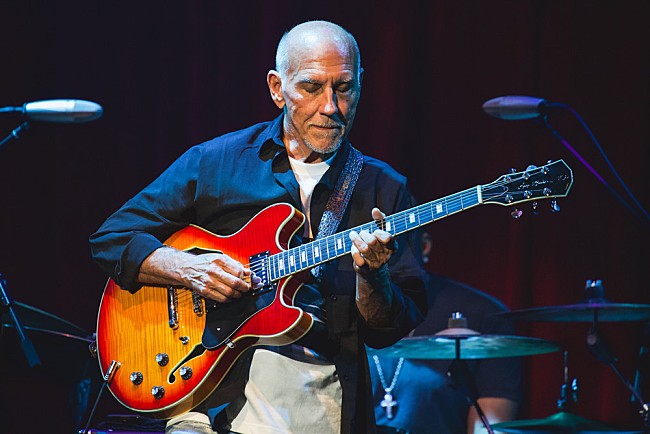 「＜ライブレポート＞ラリー・カールトン、熟練のギタープレイで酔わせたビルボードライブ横浜公演」1枚目/10